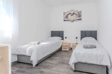 4-Bedroom Villa in Vir for up to 10 Guests