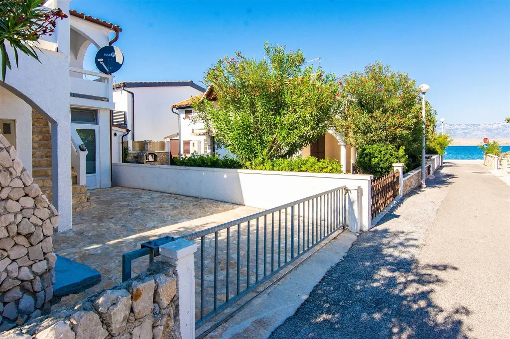 3-Bedroom Apartment in Vir for Up to 6