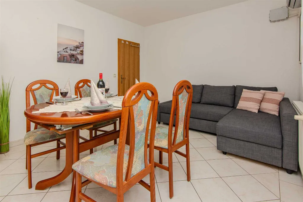 Vir Apartment with Balcony for Up to 4 Guests
