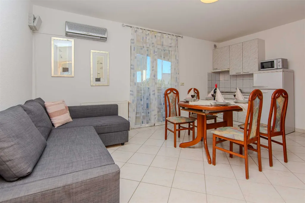 Vir Apartment for 2-4 Guests with Roofed Balcony