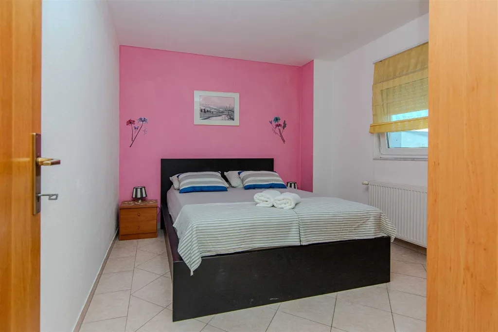 Vir Apartment for 2-4 Guests with Roofed Balcony
