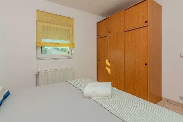 Vir Apartment for 2-4 Guests with Roofed Balcony