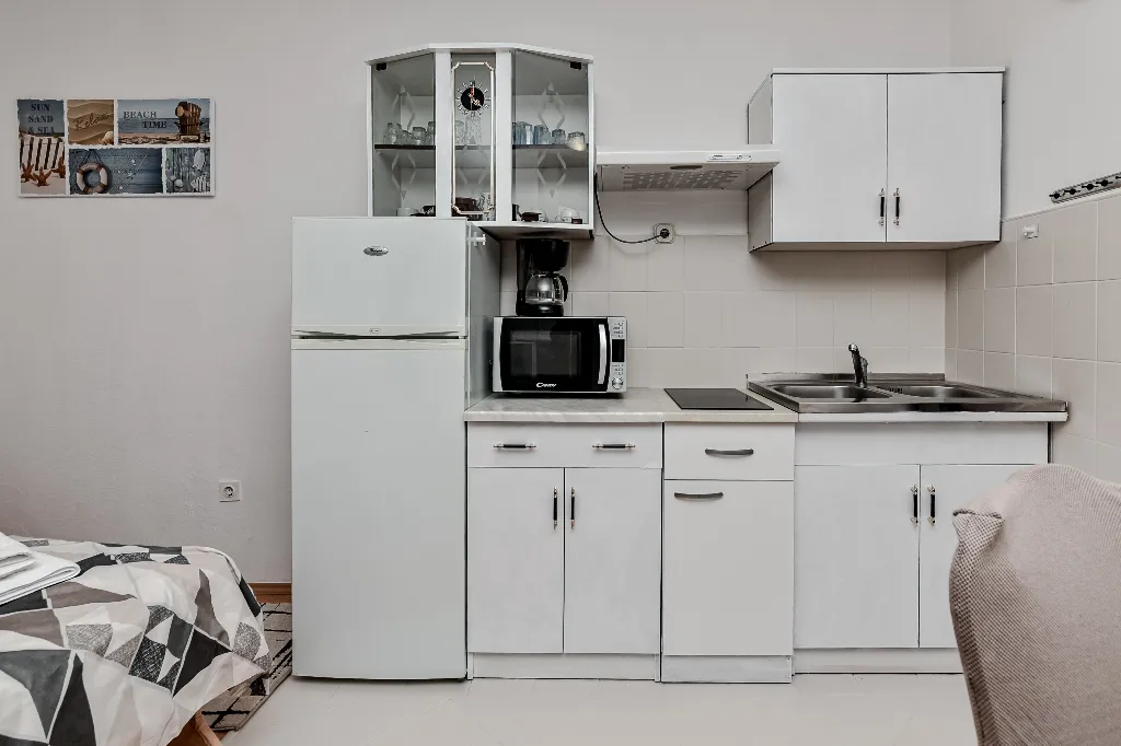 Apartment in Vir for 4 Guests with Balcony