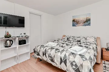 Apartment in Vir for 4 Guests with Balcony