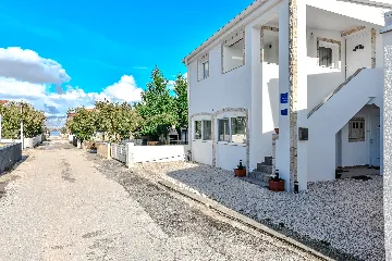 Apartment in Vir for 4 Guests with Balcony