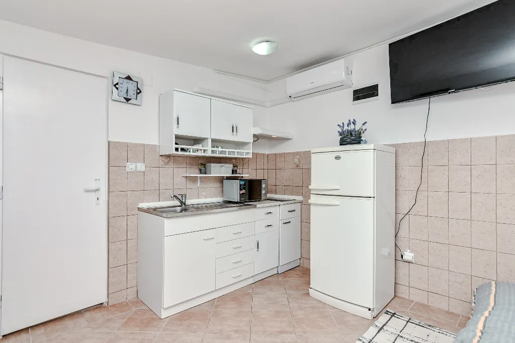 One-Bedroom Apartment in Vir (100 m to Beach)