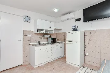 One-Bedroom Apartment in Vir (100 m to Beach)