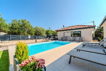 Privlaka 3-Bedroom Villa for 6-7 with Private Pool