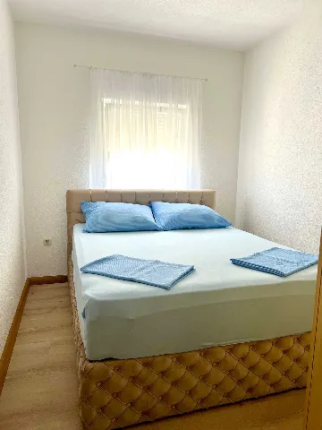 Apartment in Vir for 2-4 Guests with Partial Sea View