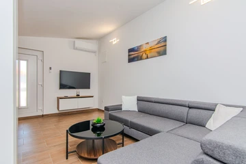 Spacious 2-Bedroom Apartment in Vir