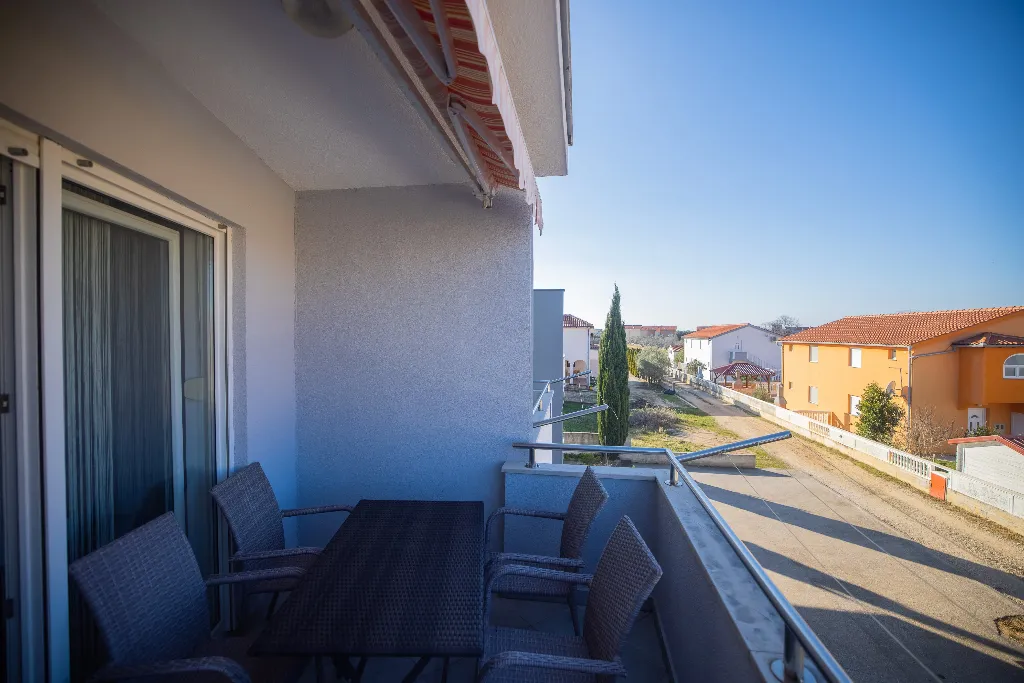 Nin, Zaton Apartment for 5 Guests with Partial Sea View