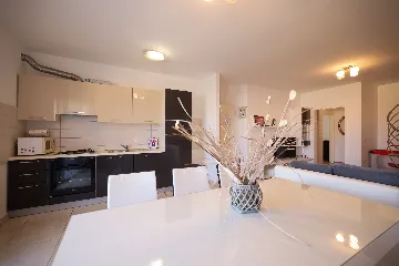 Nin, Zaton Apartment for 5 Guests with Partial Sea View