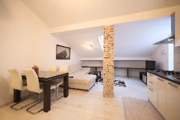 Nin, Zaton Apartment for 5 Guests with Partial Sea View