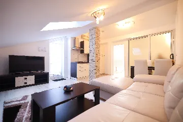 Nin, Zaton Apartment for 5 Guests with Partial Sea View