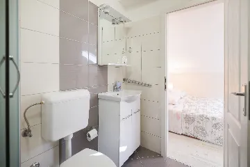 Nin, Zaton Apartment for 5 Guests with Partial Sea View