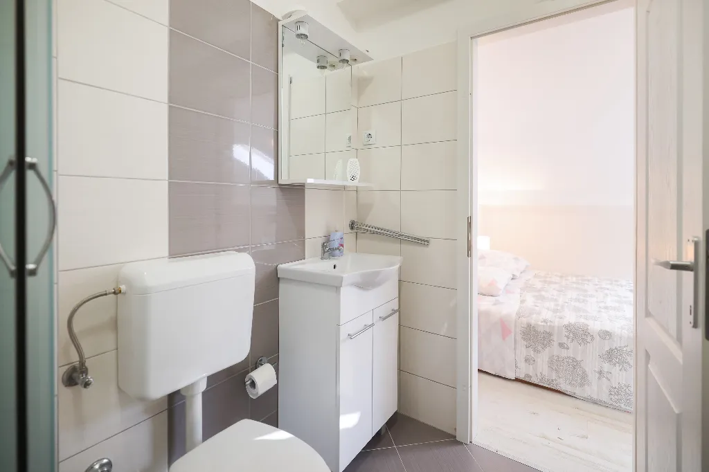 Nin, Zaton Apartment for 5 Guests with Partial Sea View