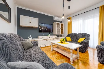 Apartment in Nin for 4 with roofed terrace