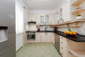 Apartment in Nin for 4 with roofed terrace