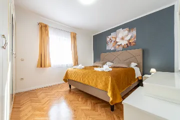 Apartment in Nin for 4 with roofed terrace