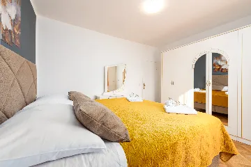 Apartment in Nin for 4 with roofed terrace