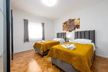 Apartment in Nin for 4 with roofed terrace