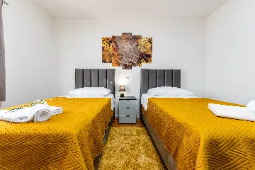 Apartment in Nin for 4 with roofed terrace