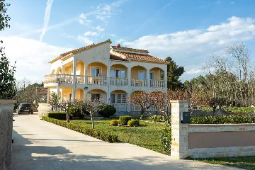 Apartment in Nin for 4 with roofed terrace