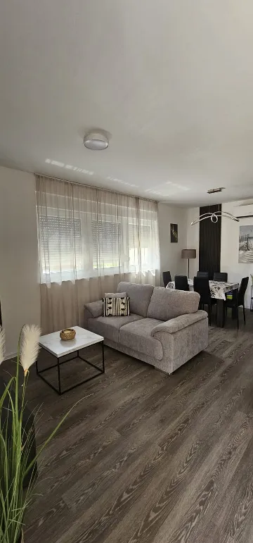 Apartment in Vir for 4–5 with Courtyard Pool