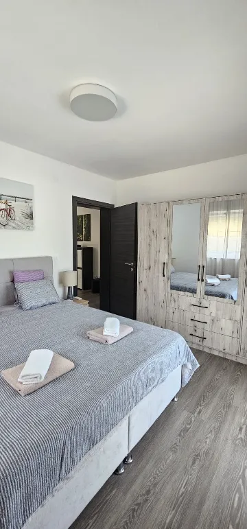 Apartment in Vir for 4–5 with Courtyard Pool