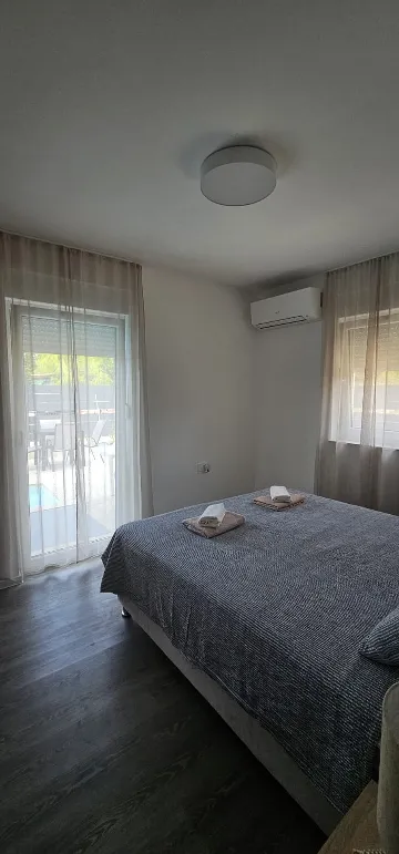 Apartment in Vir for 4–5 with Courtyard Pool