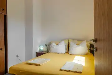 Apartment in Vir for 2–4 Guests with Sea Views