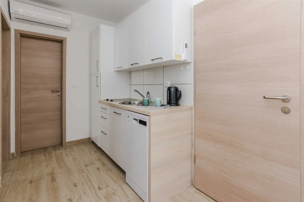 Vir 2-Bedroom Apartment for up to 4 Guests