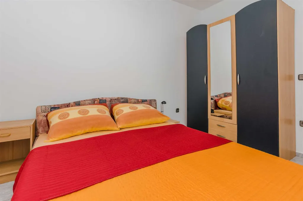 Sea-View Apartment in Vir for 2–4 Guests