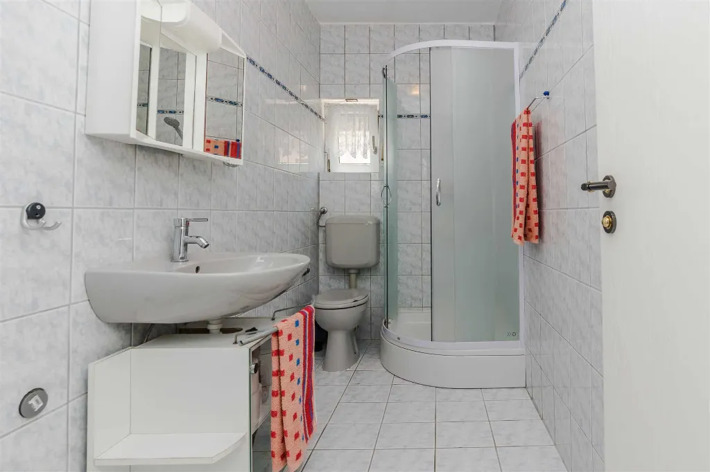 Sea-View Apartment in Vir for 2–4 Guests