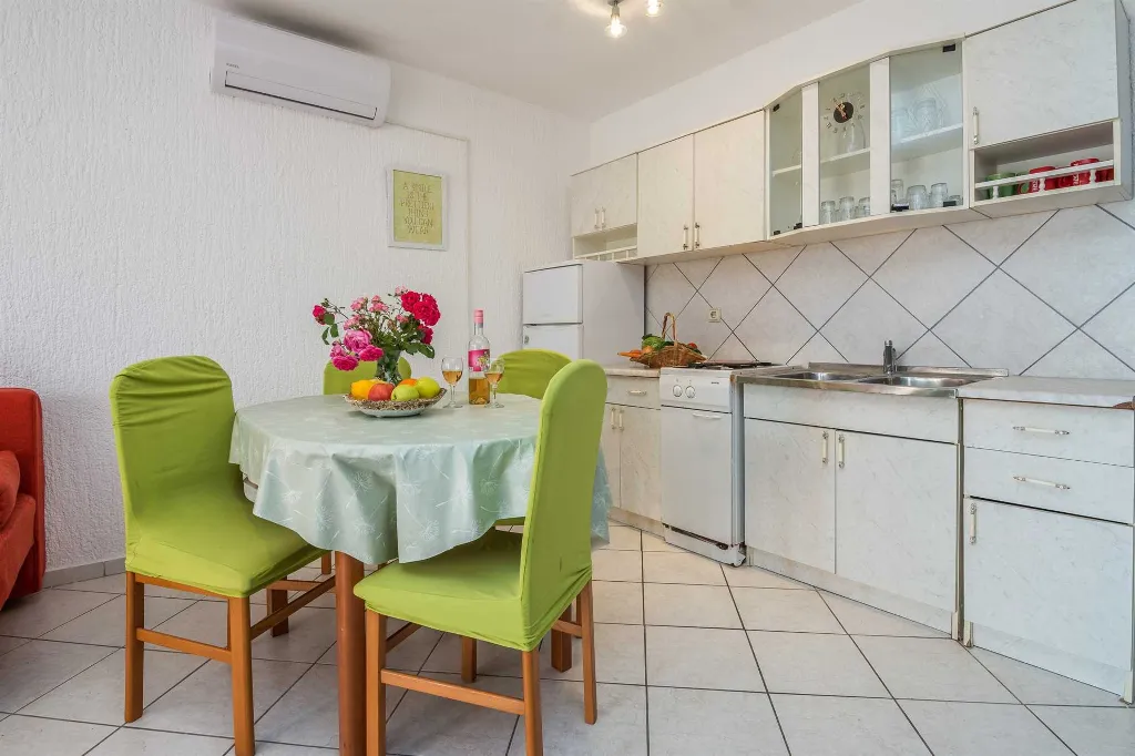 Sea View Apartment for 4 in Vir