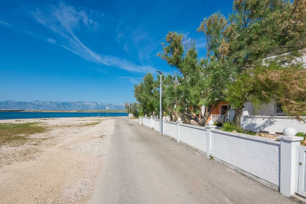 Sea View Apartment for 4 in Vir