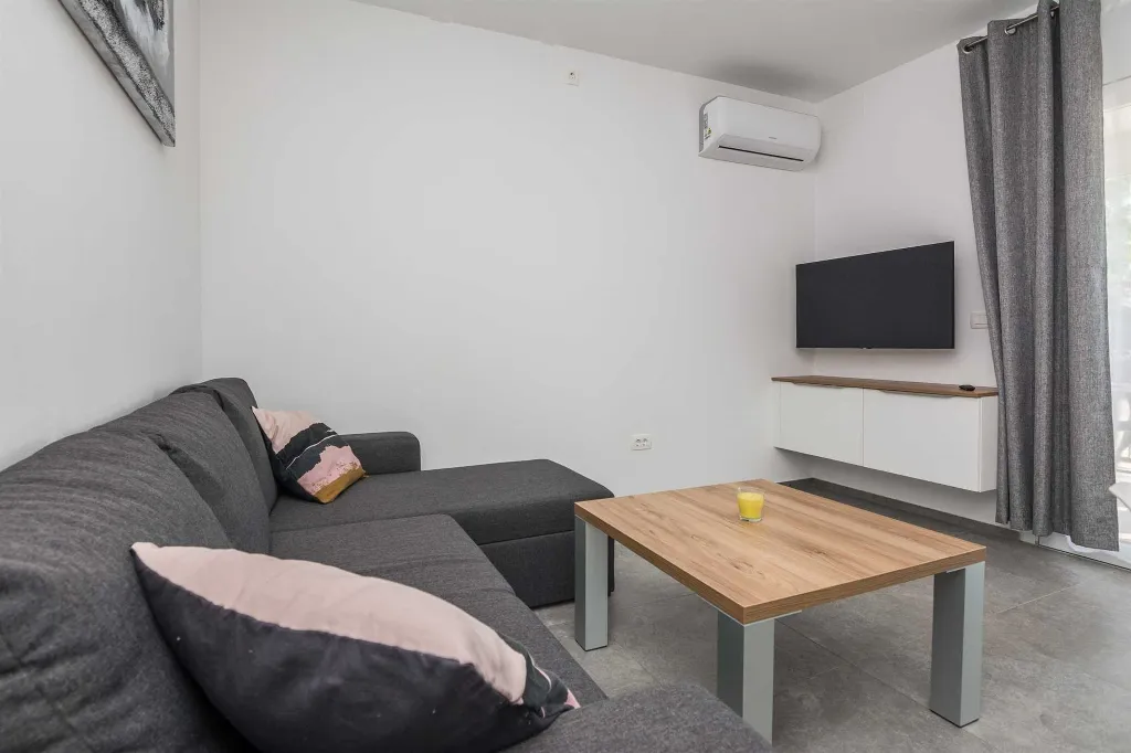2-Bedroom Apartment in Vir for 6 Guests
