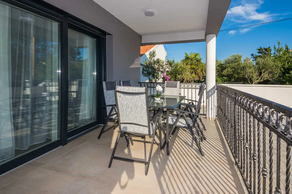 2-Bedroom Apartment in Vir for 6 Guests