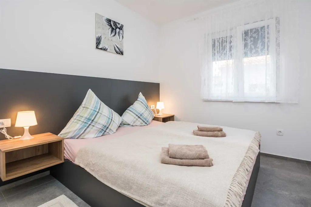 2-Bedroom Apartment in Vir for 6 Guests
