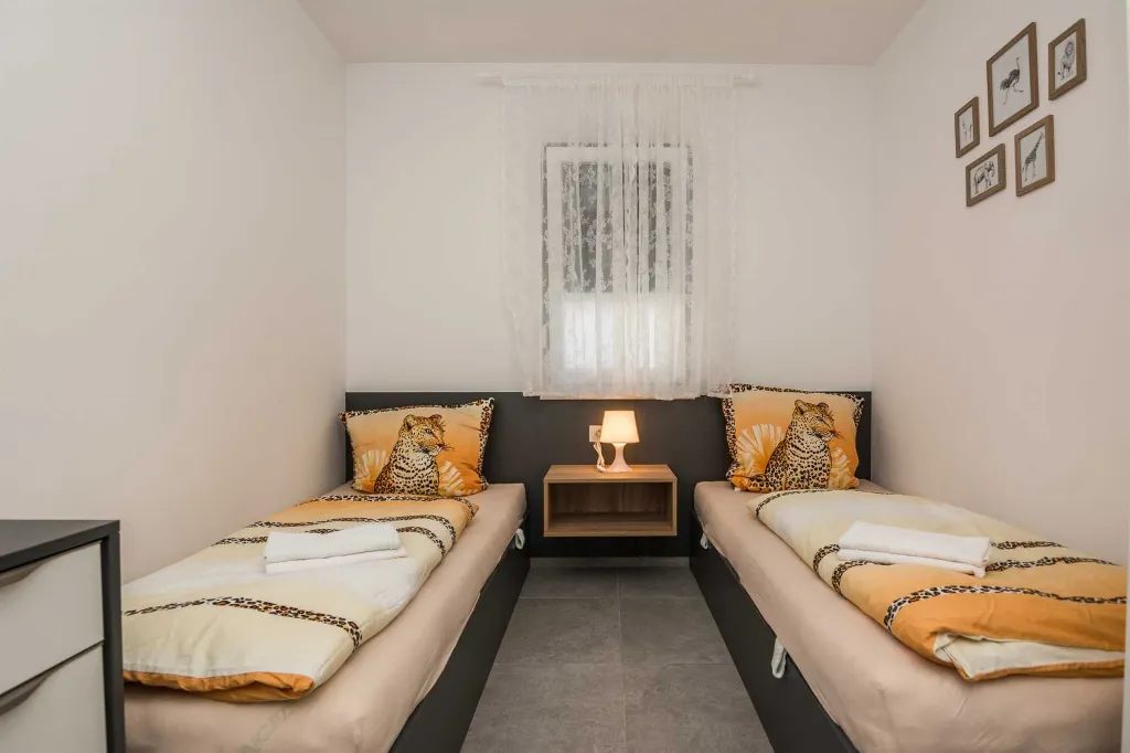 2-Bedroom Apartment in Vir for 6 Guests