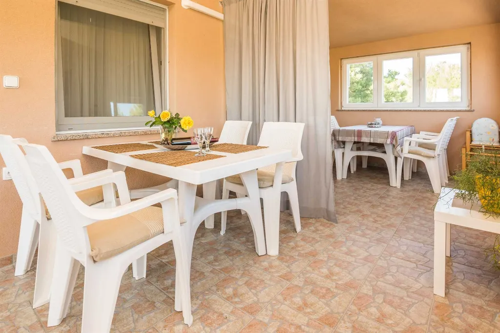 Apartment for 2-4 in quiet Vir area