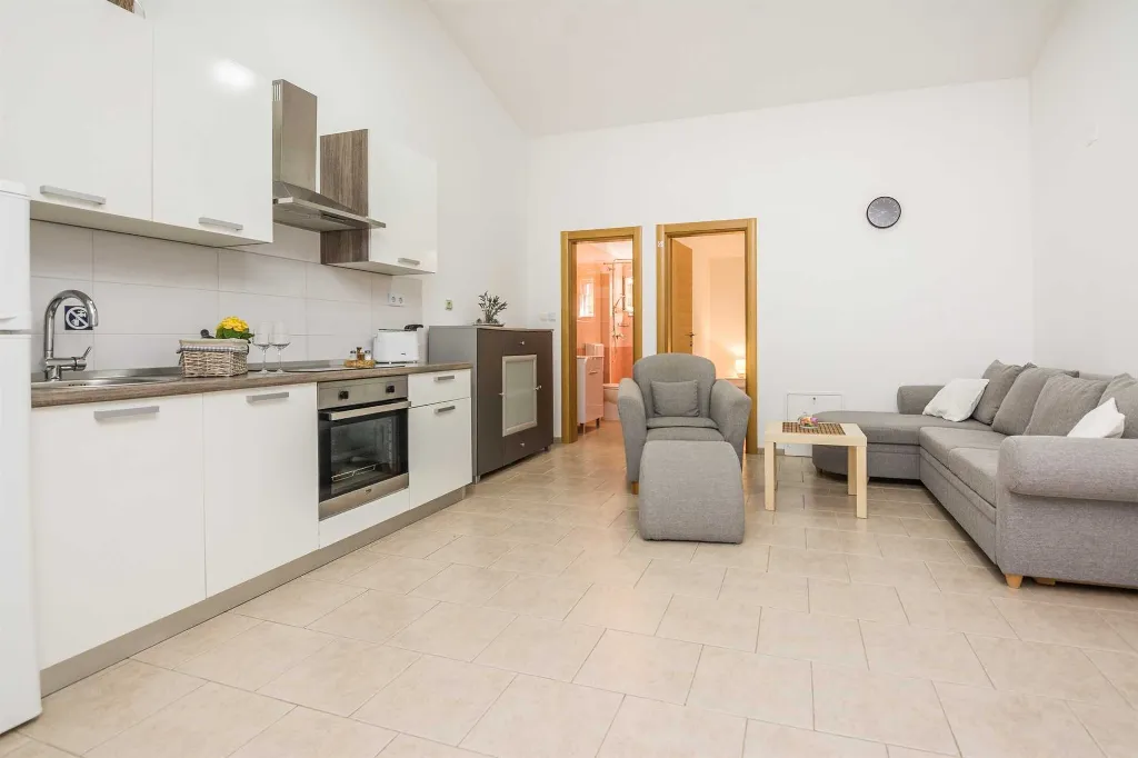 Apartment for 2-4 in quiet Vir area