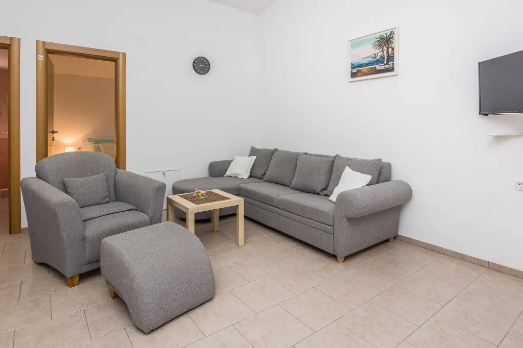 Apartment for 2-4 in quiet Vir area