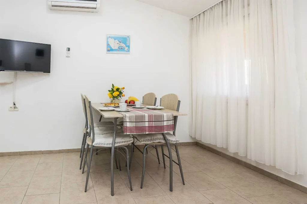 Apartment for 2-4 in quiet Vir area