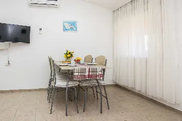 Apartment for 2-4 in quiet Vir area