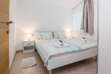 Apartment for 2-4 in quiet Vir area