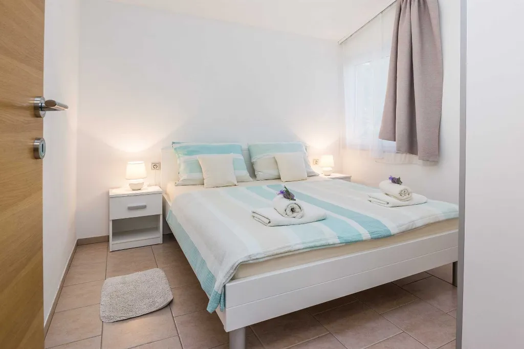 Apartment for 2-4 in quiet Vir area