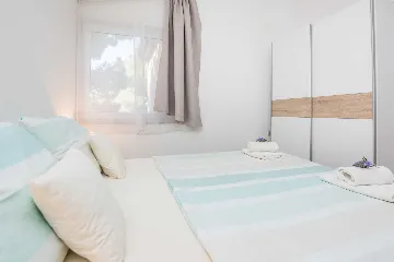 Apartment for 2-4 in quiet Vir area