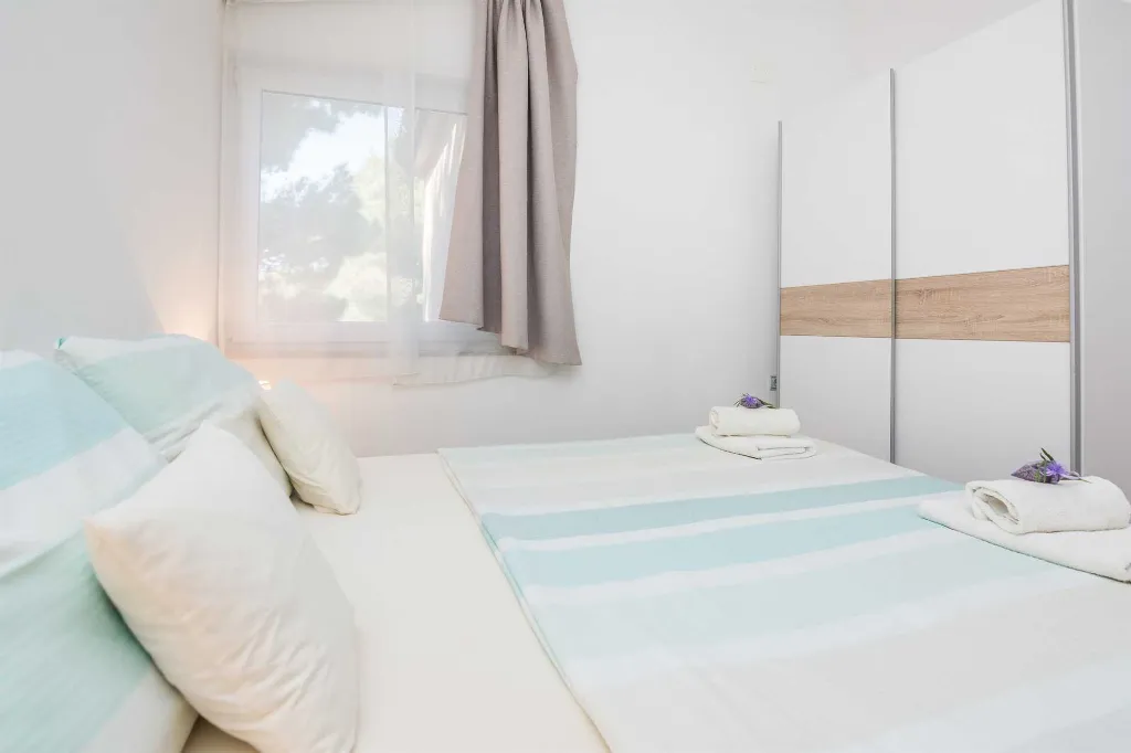 Apartment for 2-4 in quiet Vir area
