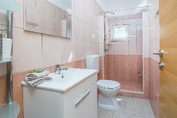 Apartment for 2-4 in quiet Vir area